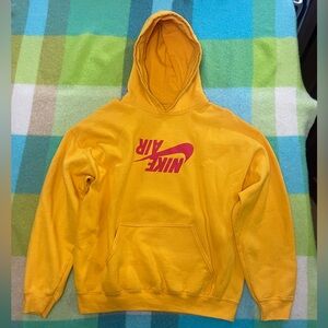 Travis Scott Nike highest in the room yellow
Pullover hoodie